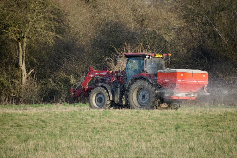 Máy nông nghiệp đang rải dinh dưỡng trên cánh đồng quy mô lớn